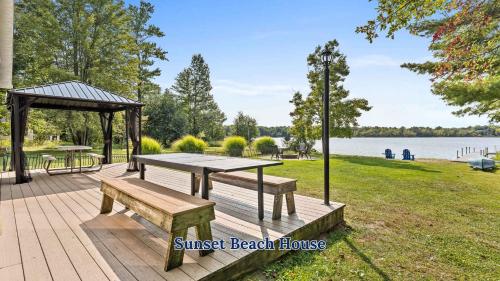 Lakefront Tranquility Spacious Retreat Sleeps 14 — Grand Junction