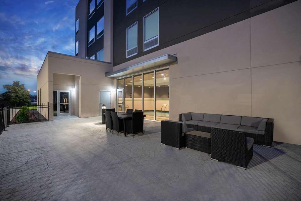 La Quinta Inn & Suites by Wyndham West Memphis - photo 29