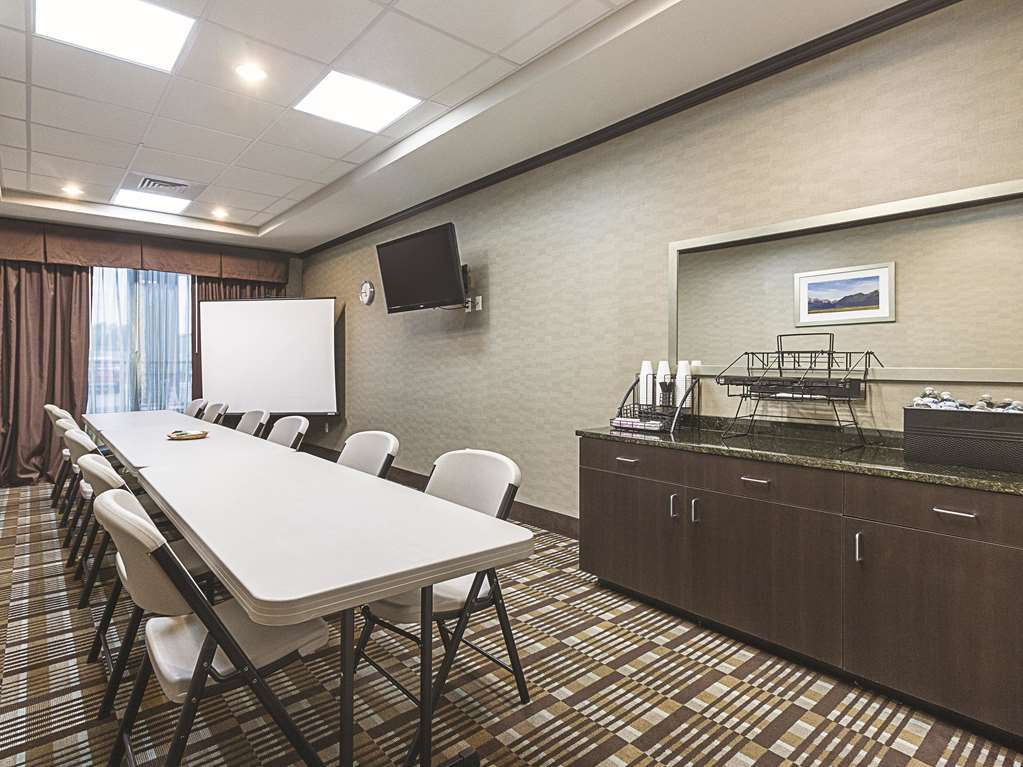 La Quinta Inn & Suites by Wyndham Glendive - photo 36