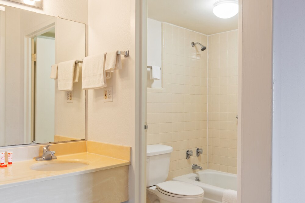 Travelers Place Inn & Suites - photo 38