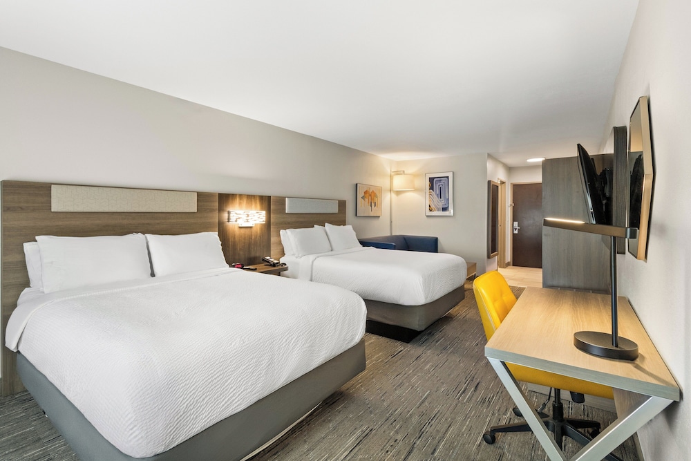 Holiday Inn Express and Suites Fairmont by IHG - photo 26