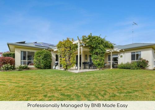 Wren Hill Dreamy Home with Spectacular Views — 4-Star Luxury Hotel in Orange, Australia
