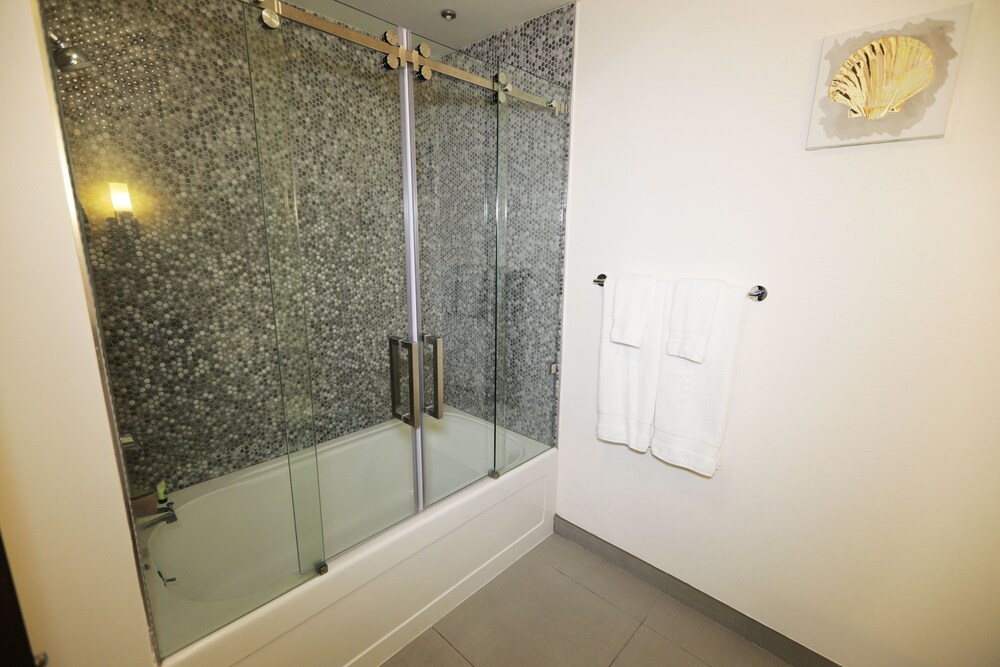 Downtown Lofty Suites - photo 32