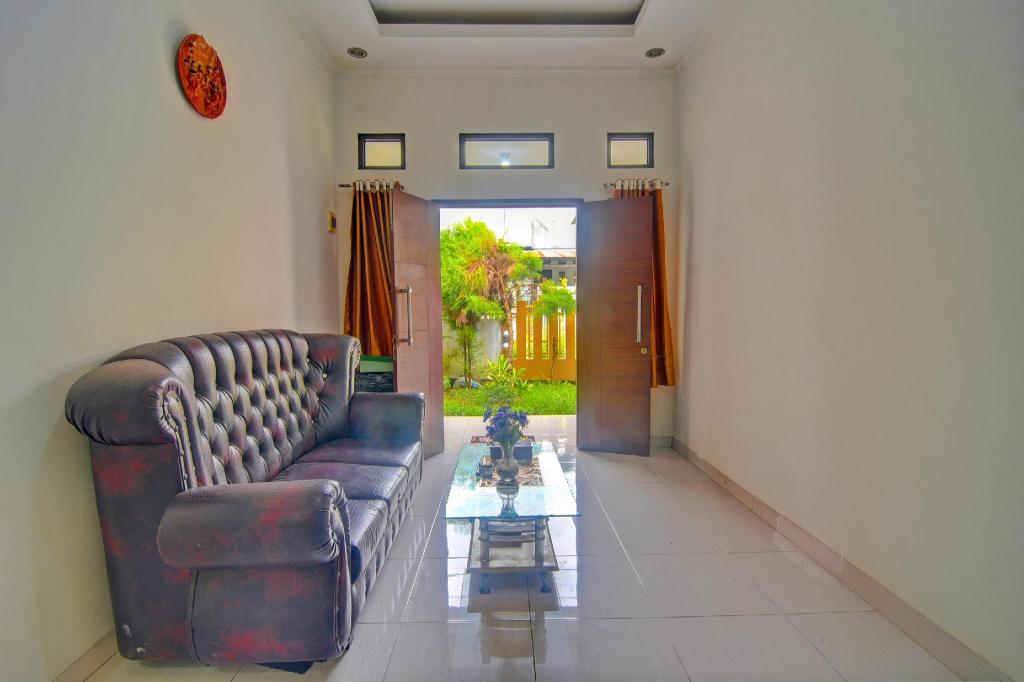 OYO 92714 Miracle Kost in Manado, Indonesia