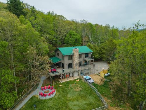 Sleeps 20 Hot Tub Outdoor Theater Putt Putt Games in Fairview, United States