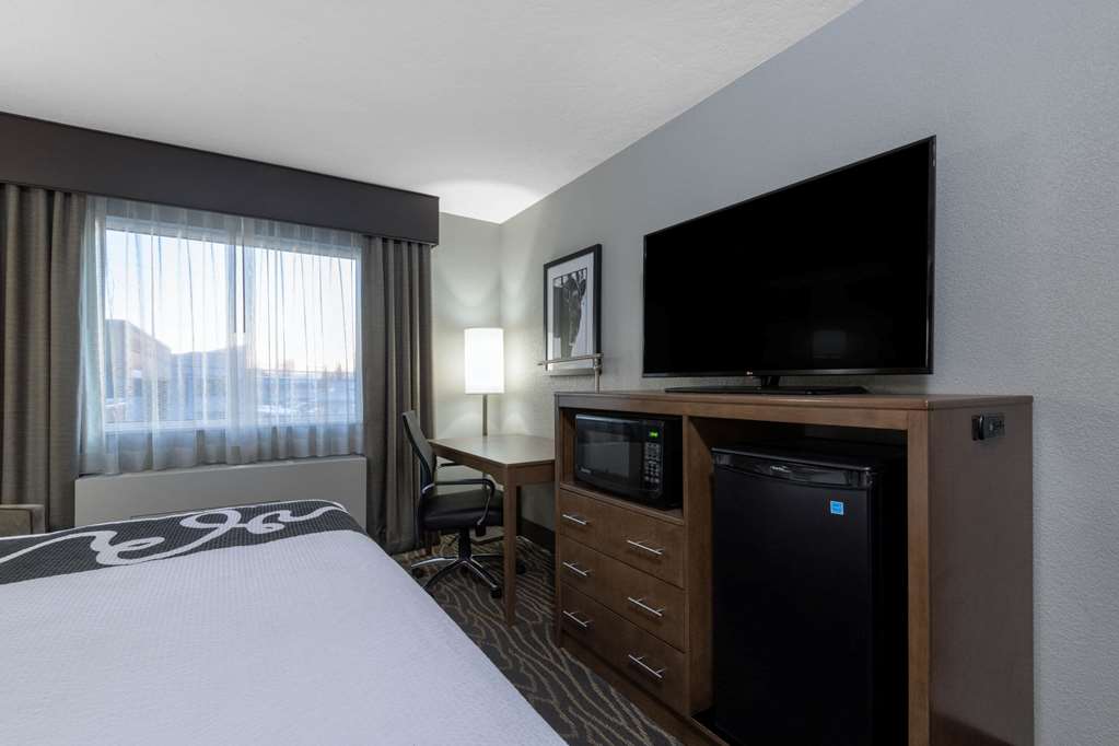 La Quinta Inn & Suites by Wyndham Anchorage Airport - photo 13