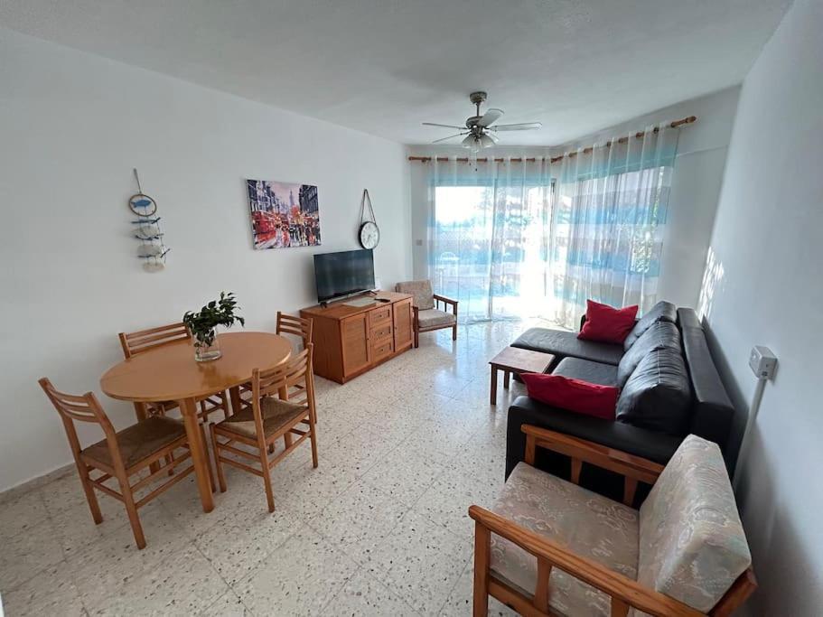 Seaview apartment with garden & pool