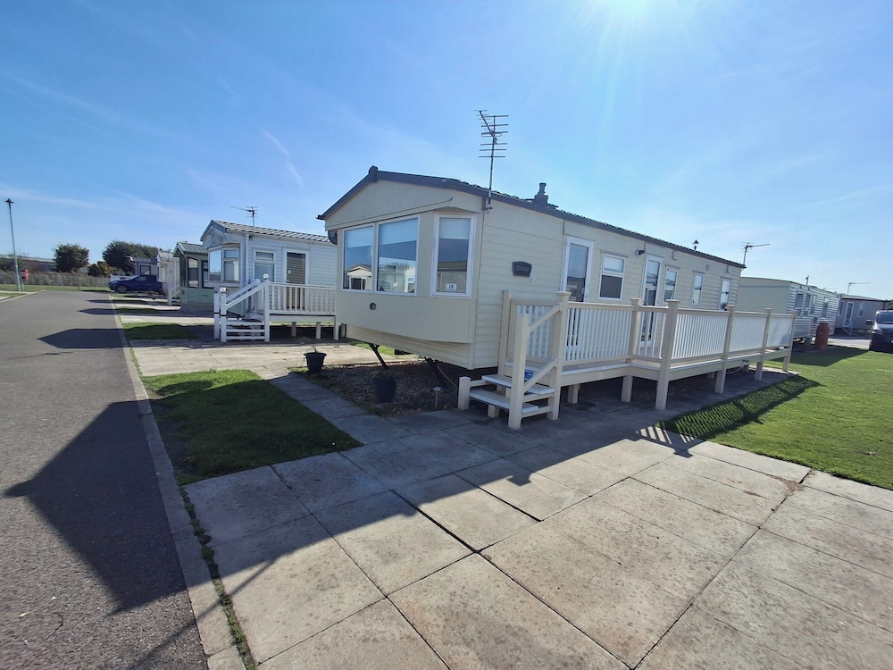 3 bed Caravan Sleeps 8 Pool & Beach in Skegness, United Kingdom