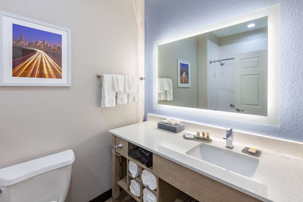La Quinta Inn & Suites by Wyndham Houston Channelview - photo 18