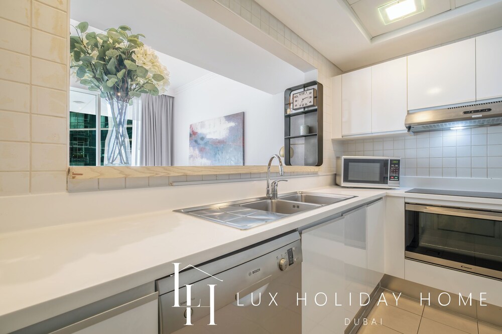 Lux The Jbr Beach Sea View Suite — 4-Star Luxury Hotel in Dubai, United Arab Emirates