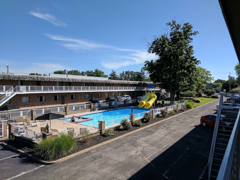 South Shore Inn - photo 17