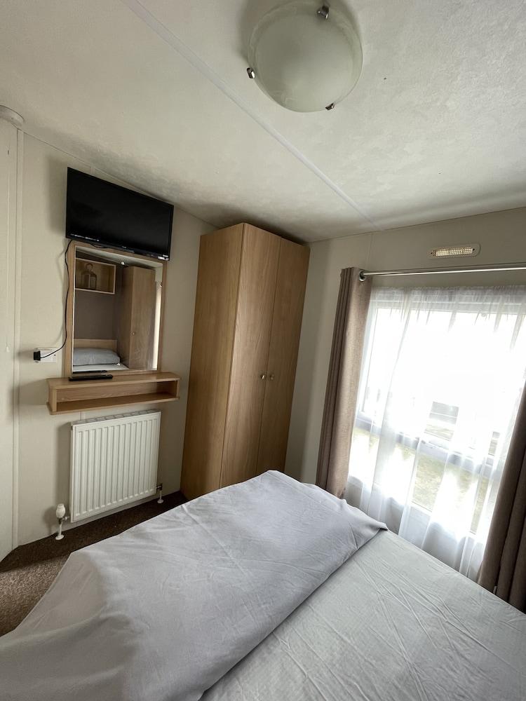 Caravan Sleeps 10 Pet friendly Parking — hotel in Clacton-On-Sea
