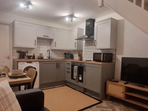 Cosy Moat House Cottage #3 — 4-Star Luxury Hotel in Pembroke, United Kingdom