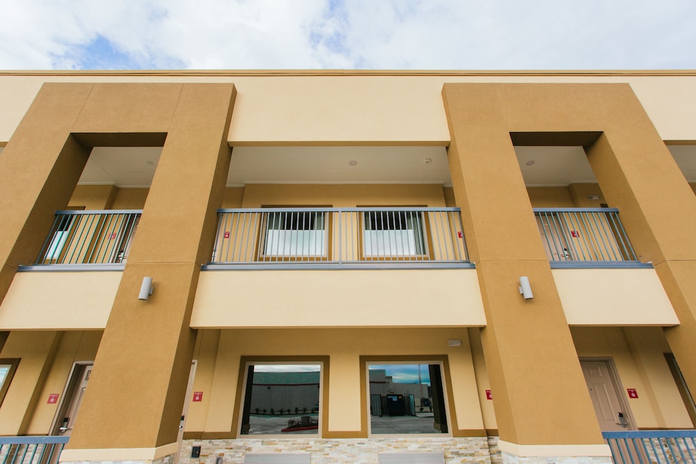 Budget Host Inn and Suites - photo 35