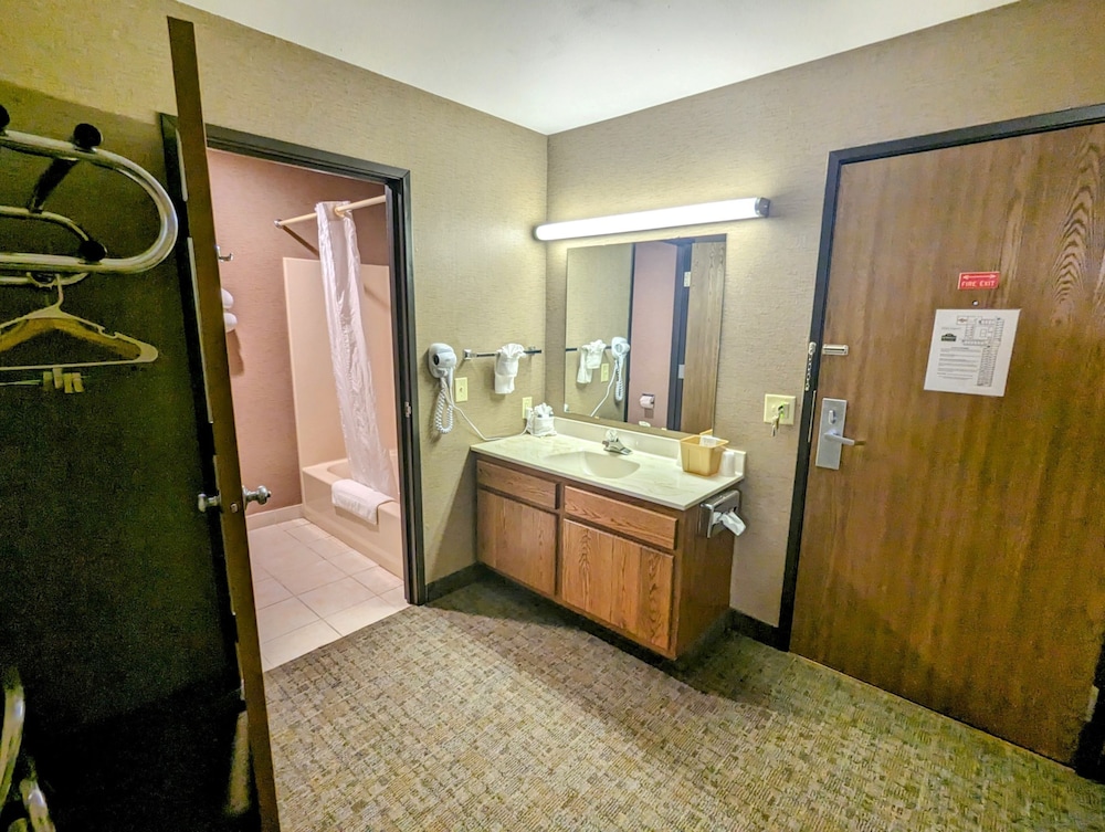 Woodfield Inn and Suites - photo 22