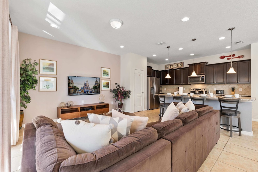 Beautiful Townhome With Splash Pool and Game Room - photo 42