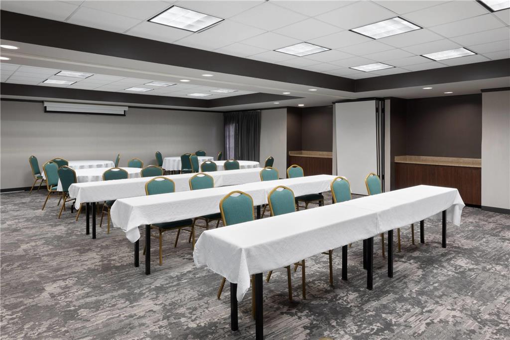 La Quinta Inn & Suites by Wyndham Houston Bush IAH South - photo 32