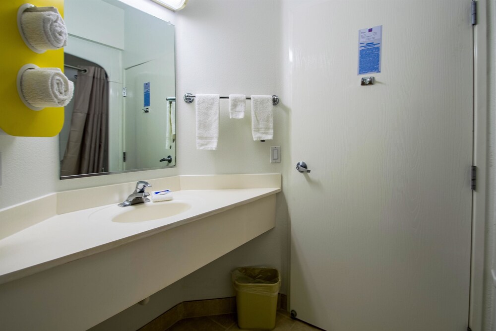 Motel 6 Portland North - photo 18
