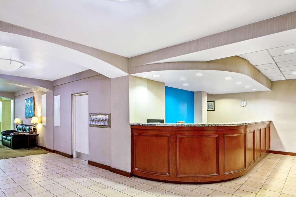 La Quinta Inn & Suites by Wyndham Stamford New York City - photo 13