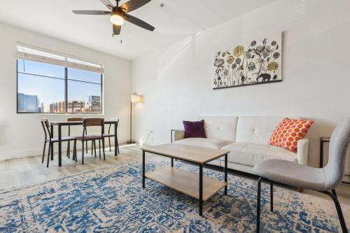 CozySuites Glendale Westgate with pool 04 — 4-Star Luxury Hotel in Glendale, United States