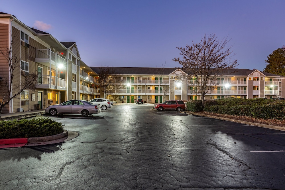 HomeTowne Studios by Red Roof Atlanta Chamblee - photo 24