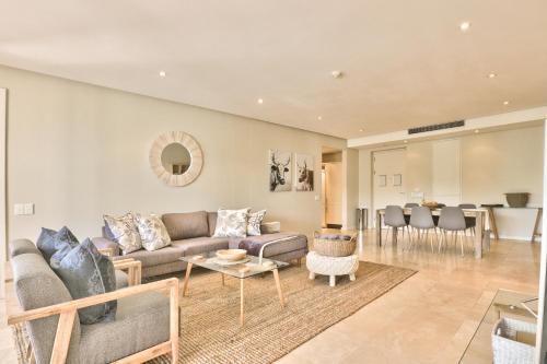 Elegant V&A Waterfront Canal Apartment
