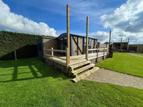 Maple Lodge Quirky Salvaged Railway Carriage with Hot Tub — 4-Star Luxury Hotel in Boston, United Kingdom
