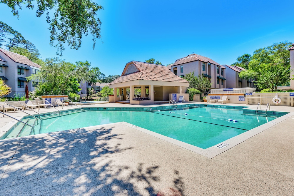 2 Mi to Beach Hilton Head Golf Escape with Balcony — 4-Star Luxury Hotel in Hilton Head Island, United States