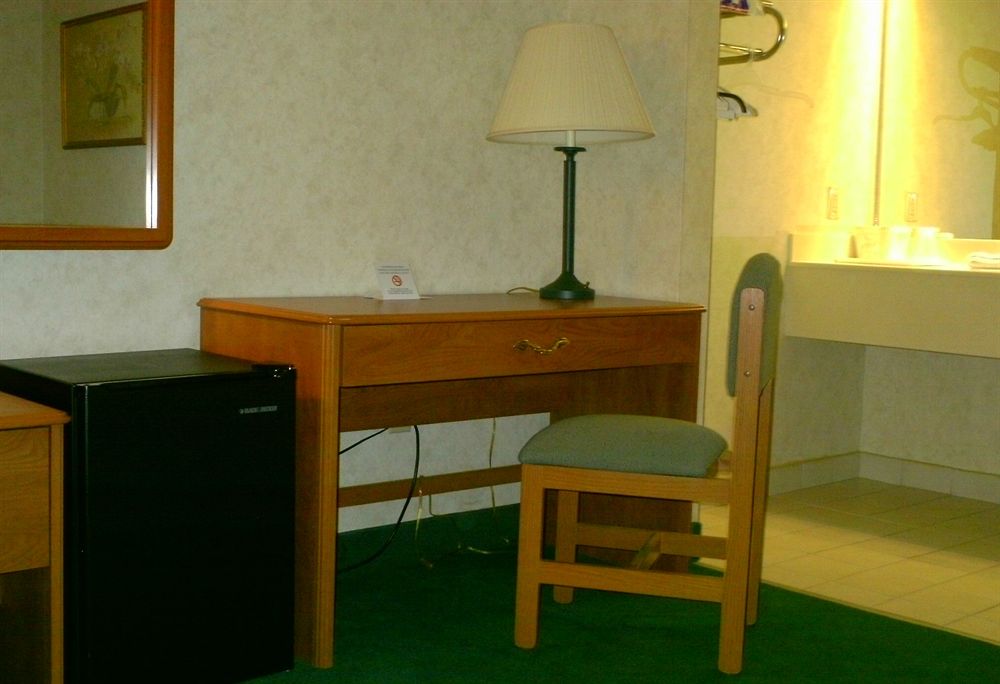 Campton Parkway Inn - photo 15