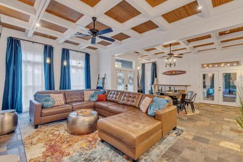 Bare Feet Beach House Close to beach dog friendly — 4-Star Luxury Hotel in Gulfport, United States