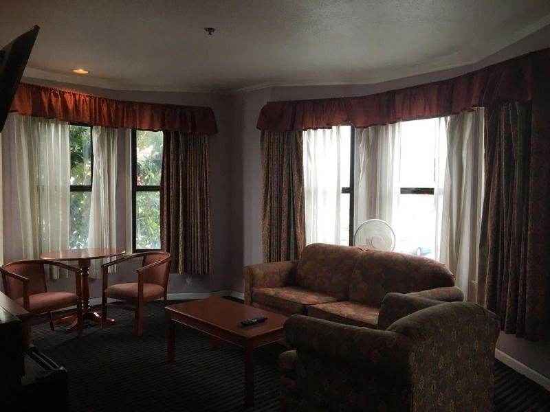 Alpha Inn & Suites - photo 8