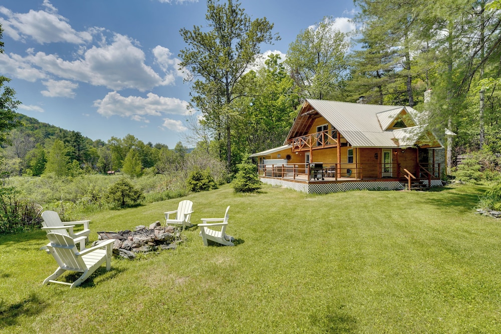 Killington Area Escape with Deck Views and Hot Tub in Stockbridge, United States