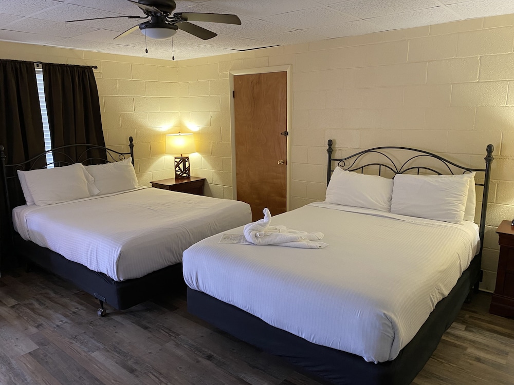 Queen Guest Room located at the Joplin Inn at the entrance to Mountain Harbor just 2 1 2 miles from Lake Ouachita. by RedAwning — hotel in Mount Ida