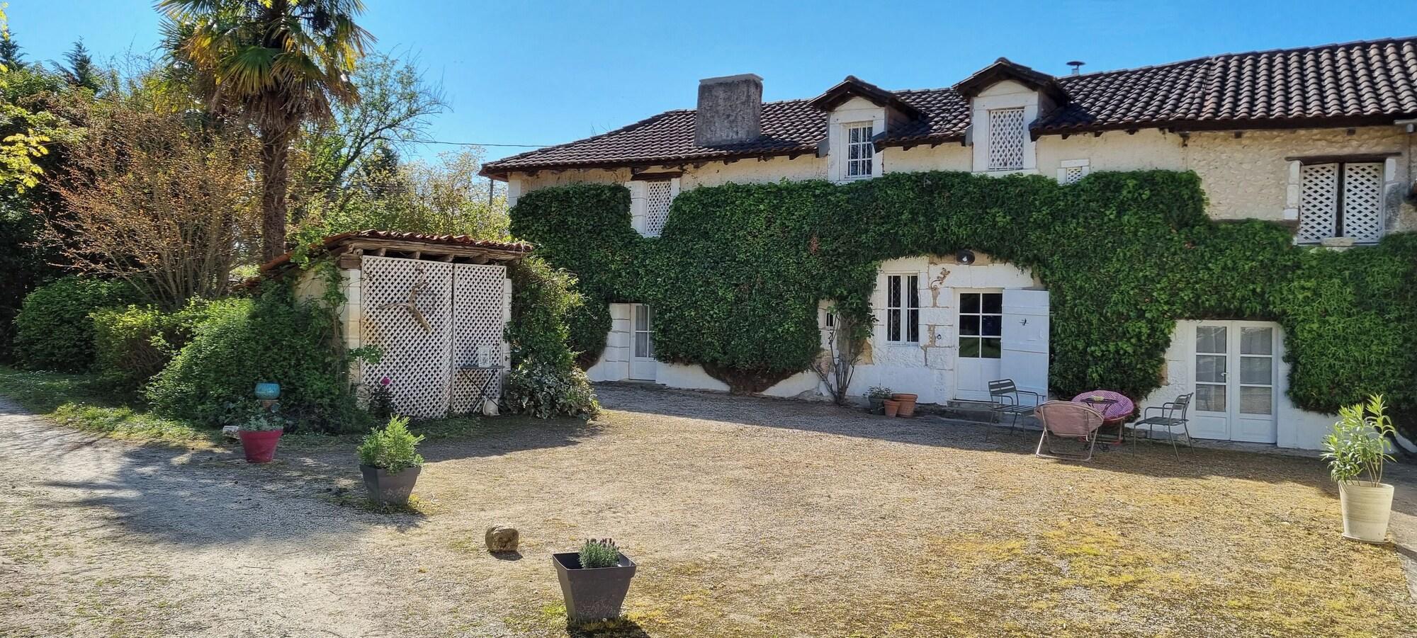 La Petite Clavelie Gîte Périgord Vert — hotel in Riberac