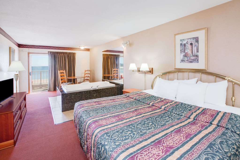 Super 8 by Wyndham Mackinaw City Beachfront Area - photo 11
