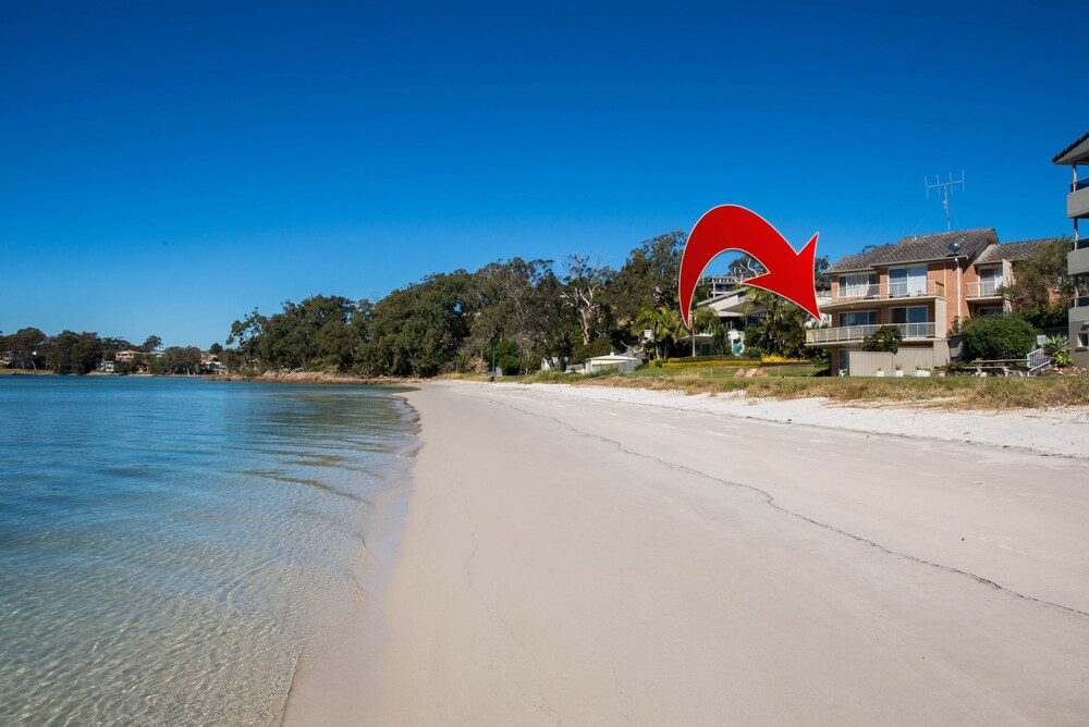 The Pelicans 2 ground floor unit on the waterfront — 4-Star Luxury Hotel in Soldiers Point, Australia
