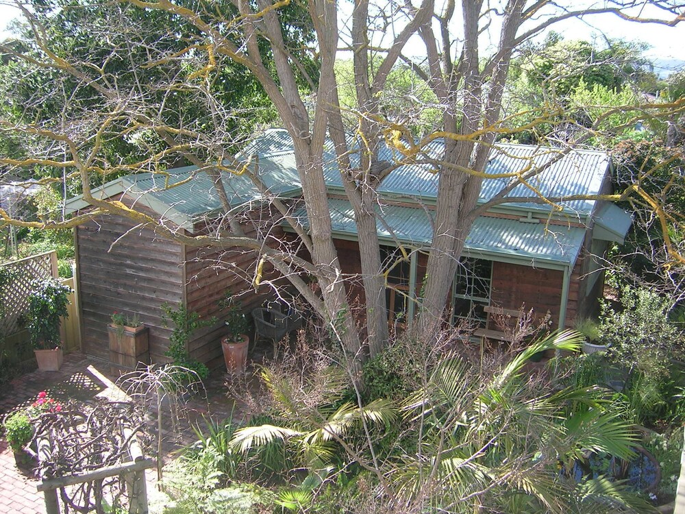 Secret Garden Luxury Cottage Giant 85inch TV — 4-Star Luxury Hotel in Mclaren Vale, Australia