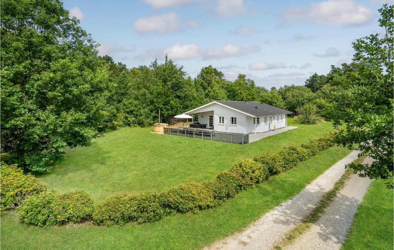 4 Bedroom Stunning Home In Glesborg — 4-Star Luxury Hotel in None, Denmark