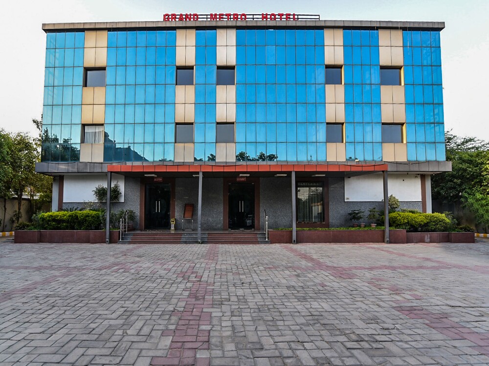 Capital O 38083 Grand Metro Hotel — hotel in Tijara