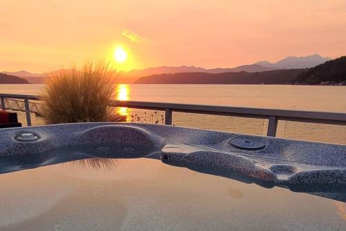 Walls of Glass Hood Canal Vacation Rental — 4-Star Luxury Hotel in Union, United States