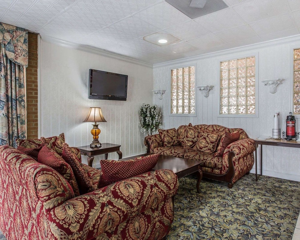 Econo Lodge Douglas - photo 3