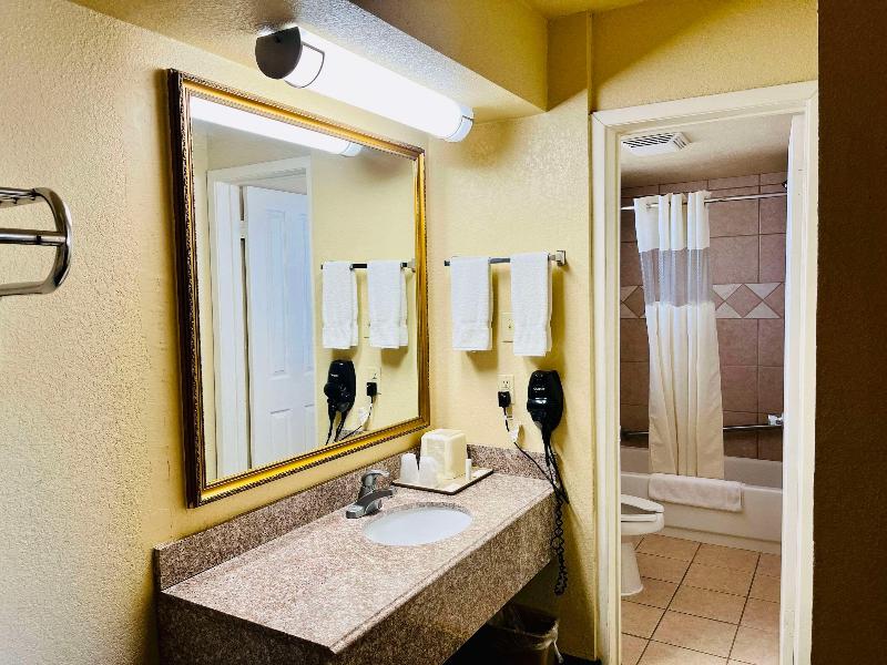 Econo Lodge Del Rio - photo 12