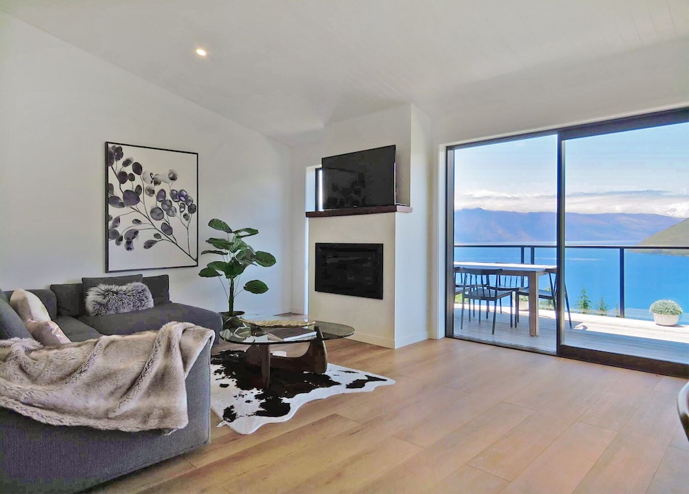 Modern Luxe House with Magnificent View — 4-Star Luxury Hotel in Queenstown, New Zealand
