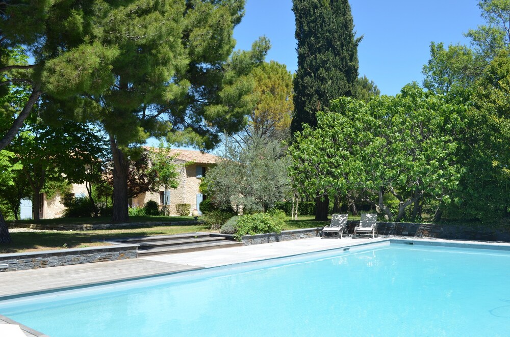 Campagne Chastel Gîte — 4-Star Luxury Hotel in Aix-En-Provence, France