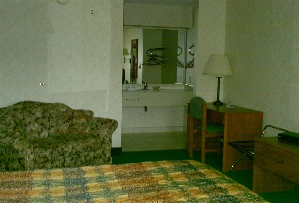 Campton Parkway Inn - photo 9
