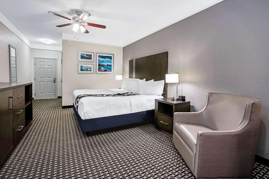 La Quinta Inn & Suites by Wyndham Conroe - photo 11