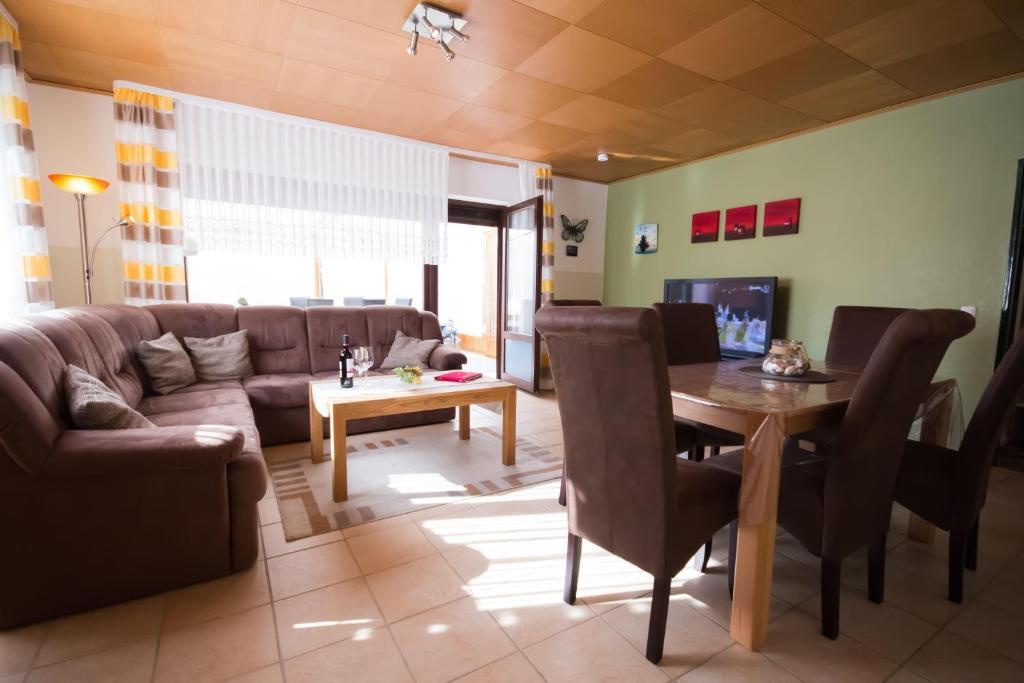 Haus Lily Nr.02 bis zu 6 Personen davon max. 2 Kinder — 4-Star Luxury Hotel in Busum, Germany