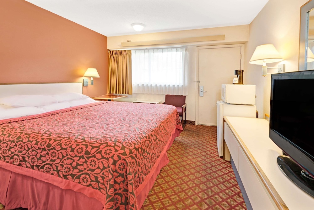 Days Inn by Wyndham Overland Park Metcalf Convention Center - photo 4
