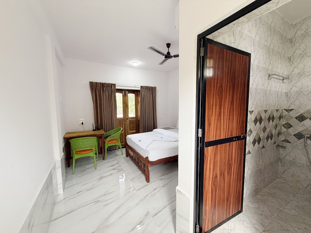 Hunter Beach Resort in Arambol, India