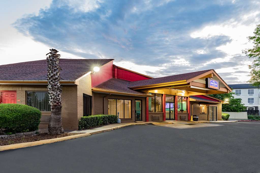 Howard Johnson by Wyndham Houston Hobby Airport - photo 4